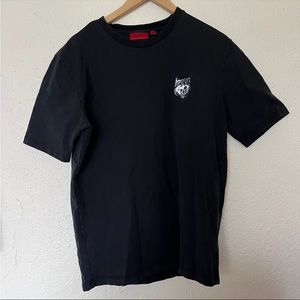 HUGO BOSS DERRLY EMBROIDERED WOLF TEE IN BLACK